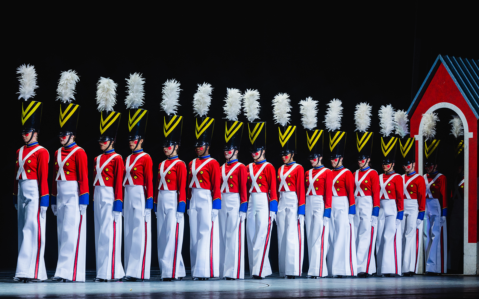 6304bb045cf45f9a30d6a8b609fdfc3f-2505-new-york-radio-city-christmas-spectacular-starring-the-radio-city-rockettes-08